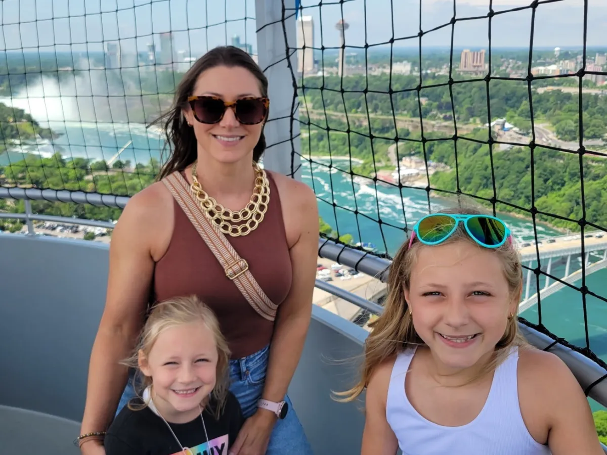 Lindsay Ridgeway et al. posing for the camera